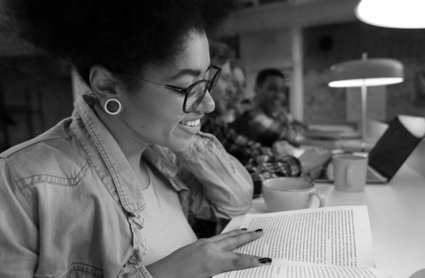 Teilnehmer des Finanzplanungsprogramms während einer interaktiven Lernsitzung